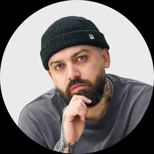 Nicolás - Dueño de Barberías